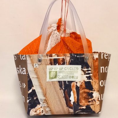 Lunch bag confectionné dans des bâches de l'Exposition de Yann Arthus Bertrand, lien de serrage
