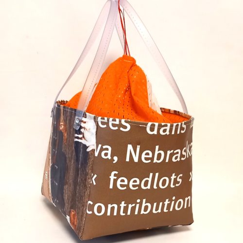 Lunch bag confectionné dans des bâches de l'Exposition de Yann Arthus Bertrand, lien de serrage, très léger, imperméable, anse en bordure de bannière publicitaire