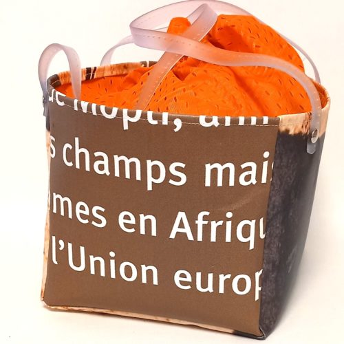 Lunch bag confectionné dans des bâches de l'Exposition de Yann Arthus Bertrand, lien de serrage, très léger, imperméable, anse en bordure de bannière publicitaire