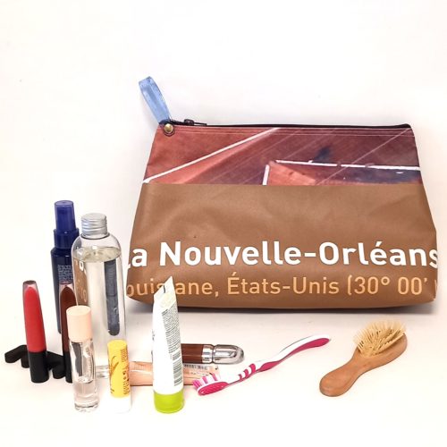 Trousse de maquillage en bâche de l'exposition "La Terre Vue du Ciel" de Yann Artus Bertrand, revalorisée, imperméable, zippée